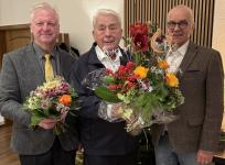 Foto: Der Jubilar, Wolfgang Wichmann, eingerahmt von Joachim Glienke und Joachim Völksen (v.l.n.r.). - Fotograf: © privat Im Foto: Der Jubilar, Wolfgang Wichmann, eingerahmt von Joachim Glienke und Joachim Völksen (v.l.n.r.). - Fotograf: © privat Im