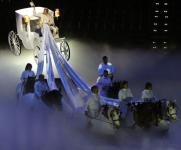 Foto: Ein Magier gesellt sich zu den Pferden: Seit bald 20 Jahren fliegt Peter Marvey auf seiner Kutsche durch die Eventlokale der Welt - Fotograf: Keyestone