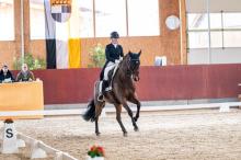 Foto: Carla Porsch setzte sich mit Santa Clara auch in der zweiten S-Dressur der Jungen Reiter durch. - © Bambi Fotografie