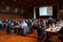 Foto: Ein Blick in die gut besetzte Halle in Weilheim/Teck - Fotograf: Reiterjournal