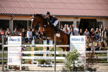 Foto: Alina Hertwig und Lucky sprangen im Amazonenspringen in Isny zu ihrem 18. S-Sieg. - Fotograf: © Janina Sanwald