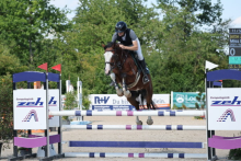 Foto: Miss Bubble HZ springt zum Titel bei den fünfjährigen Ponys. - Fotograf: © D. Matthaes Foto: Miss Bubble HZ springt zum Titel bei den fünfjährigen Ponys. - Fotograf: © D. Matthaes