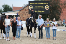 Foto: Im Rahmen des Birkhof Dressurfestivals wurde Julia Bögner das Goldene Reitabzeichen verliehen. - Fotograf: © D. Matthaes Foto: Im Rahmen des Birkhof Dressurfestivals wurde Julia Bögner das Goldene Reitabzeichen verliehen. - Fotograf: © D. Matthaes