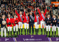 Foto: Die drei Gewinnerteams im Mercedes-Benz Preis (v.l.n.r.): Belgien, Deutschland und Großbritannien. Vorne links neben dem Podest stehen (v.l.n.r.): Patrick Aoun (CEO Longines), Ingmar De Vos (Präsident FEI und Vorstand des Internationalen Olympischen Komitees), David Perdomo Hollatz - Fotograf:ALRV/Jasmin Metzner Foto: Die drei Gewinnerteams im Mercedes-Benz Preis (v.l.n.r.): Belgien, Deutschland und Großbritannien. Vorne links neben dem Podest stehen (v.l.n.r.): Patrick Aoun (CEO Longines), Ingmar De Vos (Präsident FEI und Vorstand des Internationalen Olympischen Komitees), David Perdomo Hollatz - Fotograf ALRV/Jasmin Metzner