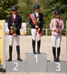 Foto: Die Württembergischen Meister der Junioren: Emilia Schlüsselburg (m.), Erik Kölz (l.) und Rosalie Heine (r.). - Fotograf: © Isabelvk.fotografie Foto: Die Württembergischen Meister der Junioren: Emilia Schlüsselburg (m.), Erik Kölz (l.) und Rosalie Heine (r.). - Fotograf: © Isabelvk.fotografie