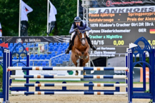 Foto: Kladow's Cracher Girl und Mynou Diederichsmeier platzierten sich im Ponyfinale der Sechsjährigen auf Rang sechs. - Fotograf: Björn Schroeder