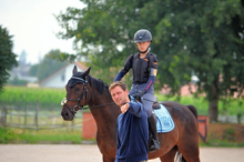 Foto: Falk Westerich zeigt einer Schülerin wo es lang geht - Fotograf: Pferdesportverband Baden-Württemberg Foto: Falk Westerich zeigt einer Schülerin wo es lang geht - Fotograf: Pferdesportverband Baden-Württemberg