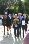 Foto: Max Weißbrod mit seinen Eltern Harald und Nadja sowie Landestrainer Jürgen Kurz - Fotograf: © D. Matthaes