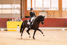 Foto: Leonie Moll sicherte sich in der Amateur-S-Dressur einen Doppelsieg - Fotograf: © Bambi Fotografie Foto: Leonie Moll sicherte sich in der Amateur-S-Dressur einen Doppelsieg - Fotograf: © Bambi Fotografie