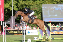 Foto: Natalie Steinhauser bekommt das Goldene Reitabzeichen - Fotograf: © D. Matthaes