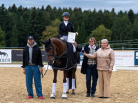 Foto: Von nun an reitet sie in Gold: Helena Moosreiner erhielt die besondere Auszeichnung - Fotograf: © BTS Media Foto: Von nun an reitet sie in Gold: Helena Moosreiner erhielt die besondere Auszeichnung - Fotograf: © BTS Media