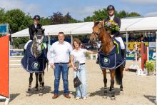 Foto: Unschlagbare Fehmaraner - Tomma Thiesen und Sven Gero Hünicke sprangen auf die Plätze eins und zwei im Preis der Asmussen Landtechnik GmbH & Co. KG und Höft Bau GmbH & Co. KG. Thies Johannsen und Katrin Johannsen überbrachten die Glückwünsche - Fotograf: Christian Beeck Foto: Unschlagbare Fehmaraner - Tomma Thiesen und Sven Gero Hünicke sprangen auf die Plätze eins und zwei im Preis der Asmussen Landtechnik GmbH & Co. KG und Höft Bau GmbH & Co. KG. Thies Johannsen und Katrin Johannsen überbrachten die Glückwünsche - Fotograf: Christian Beeck