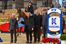 Foto: Emil Meves, Sieger im Kuschel Cup 2025, eingerahmt von Richter Dr. Hans-Peter Karp, dem Sponsorenehepaar Katja und Alexander Kuschel und Vater Jan Meves - Fotograf: RathmannVerlag/Malina Blunck