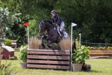 Foto: Anna Siemer brachte den Trakehner Hengst Sturmpfeil im Stil-Geländeritt der Klasse L an den Start und siegte mit der Top-Note 9,2 - Fotograf: Jan Frohne