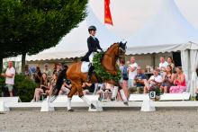 Foto: Erfolgreiches Wochenende für Carolin Locklair (RV Rehagen-Hamburg e.V.) und ihren Holsteiner Wallach Consus beim Dressurfestival Hof Norwegen: Das Paar siegte im Grand Prix und auch in der Grand Prix Kür - Fotograf: RathmannVerlag/Malina Blunck)