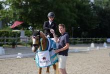 Foto: Nicht nur organisatorisch, sondern auch sportlich erfolgreich: Mitorganisator Tim Thiel gratuliert seiner Frau Sarah Thiel zum ersten Sieg der diesjährigen Friedrichskoog Classics in der Reitpferdeprüfung - Fotograf: Photo Rocket Foto: Nicht nur organisatorisch, sondern auch sportlich erfolgreich: Mitorganisator Tim Thiel gratuliert seiner Frau Sarah Thiel zum ersten Sieg der diesjährigen Friedrichskoog Classics in der Reitpferdeprüfung - Fotograf: Photo Rocket