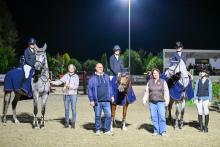 Foto: Kristin Röschmann und Hartwig Taege von der Röschmann Landhandel GmbH gratulieren den Reiterinnen des RuFV Nutteln u.U. e.V. zum Sieg und der Qualifikation für das große Finale anlässlich der VR CLASSICS in Neumünster - Fotograf: Lena Magens Foto: Kristin Röschmann und Hartwig Taege von der Röschmann Landhandel GmbH gratulieren den Reiterinnen des RuFV Nutteln u.U. e.V. zum Sieg und der Qualifikation für das große Finale anlässlich der VR CLASSICS in Neumünster - Fotograf: Lena Magens