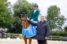 Foto: Jolina-Zoé Wolters (RuFV Wedel v. 1923 e.V.) gewann mit ihrer Fuchsstute WS Ramira die Auftaktetappe des Kuschel Cups in der Dressur bei den Kleinsolter Turniertagen 2025 und zum Saisonende auch noch das große Finale in den Holstenhallen - Fotograf: RathmannVerlag/Tina Siebenhaar