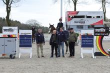 Foto: Die Dänin Miamaja Lundblad siegte im Sattel ihrer selbstgezogenen Crystal Blue im Großen Preis, präsentiert von Professor Dr. Bernd Heicke vom Gestüt Fohlenhof und von der Firma Theurer Trucks - Fotograf: Photo Rocket