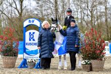 Foto: Helene Marie Schlüter (RuFV Großenwiehe e.V.) gewann mit ihrem Pony Petit Cherry Blossom die Auftaktetappe des Kuschel Cups in der Dressur bei den Kleinsolter Turniertagen 2026. Richterin Claudia Rating (l.) und Sponsorenvertreterin Nina Hansen (r.) von der R+V Generalvertretung Kuschel gratulierten - Fotograf: RathmannVerlag/Malina Blunck