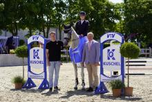 Foto: Louise Thormählen (RuFV Nutteln u.U. e.V.) gewann mit ihrer Holsteiner Stute Flarima die erste Etappe der Springreiter des Kuschel Cups bei den Friedrichskoog Classics. Es gratulierten (v.l.): Tim Thiel aus dem Organisationsteam und der Richter Ove Asmussen - Fotograf: RathmannVerlag/Lina Thiedemann Foto: Louise Thormählen (RuFV Nutteln u.U. e.V.) gewann mit ihrer Holsteiner Stute Flarima die erste Etappe der Springreiter des Kuschel Cups bei den Friedrichskoog Classics. Es gratulierten (v.l.): Tim Thiel aus dem Organisationsteam und der Richter Ove Asmussen - Fotograf: RathmannVerlag/Lina Thiedemann