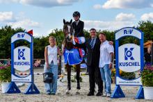 Foto: Pamina Caroline Bengtsson (RV Breitenburg e.V.) gewann mit ihrer Holsteiner Stute Inuka die zweite Etappe der Springreiter des Kuschel Cups bei K&U.P. family & sport in Ehlersdorf. Es gratulierten (v.l.): Helene Rickers (Organisationsteam), Alexander Kuschel (R+V Generalvertretung Kuschel) und Malte Nemitz (Veranstalter) - Fotograf: RathmannVerlag/Malina Blunck 