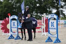 Foto: Hauptsponsor Alexander Kuschel gratulierte Henna Magnussen (RuFV Großenwiehe e.V.) und ihrem Holsteiner Wallach Cosi Matti zum Sieg im Kuschel Cup in Löwenstedt. Mit ihrem zweiten Pferd Möwe von der Wiesharde belegte die 17-Jährige aus Handewitt Platz drei - Fotograf: Photo Rocket Foto: Hauptsponsor Alexander Kuschel gratulierte Henna Magnussen (RuFV Großenwiehe e.V.) und ihrem Holsteiner Wallach Cosi Matti zum Sieg im Kuschel Cup in Löwenstedt. Mit ihrem zweiten Pferd Möwe von der Wiesharde belegte die 17-Jährige aus Handewitt Platz drei - Fotograf: Photo Rocket