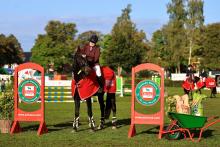 Foto: Wurden bei der Siegerehrung auf dem Landesturnierplatz gebührend für ihren Erfolg im SALVANA Hunter Cup powered by STRÖH gefeiert: Judith Lüchau (Schubyer RV) und ihr Holsteiner Wallach Alvaro de Talma - Fotograf: Photo Rocket)