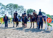 Foto: Großer Jubel in Niebüll - Den Sieg bei der ersten Etappe der Röschmann TEAM TROPHY sicherten sich die Reiterinnen aus dem benachbarten Ostermooringer Reitverein - Fotograf: Lena Magens Foto: Großer Jubel in Niebüll - Den Sieg bei der ersten Etappe der Röschmann TEAM TROPHY sicherten sich die Reiterinnen aus dem benachbarten Ostermooringer Reitverein - Fotograf: Lena Magens
