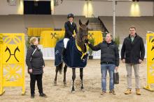 Foto: Action hero und Minou Diederichsmeier mit Familie Wiebusch und Dr. Hinni Lührs-Behnke - Fotograf: Fellner