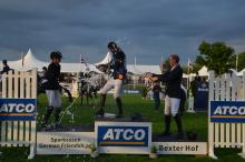 Foto: ATCO-Cup Podium für Sieger Nayel Nassar mit Isabelle Gerfer und Steffen Eikenkötter - Fotograf: German Friendships Foto: ATCO-Cup Podium für Sieger Nayel Nassar mit Isabelle Gerfer und Steffen Eikenkötter - Fotograf: German Friendships
