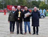 Foto: Südbadens Regionalverbandsvorsitzende Iris Keller, Acherns Vorsitzender Andreas Bohnert und Christian Abel als ehemaliger Geschäftsführer der Landeskommission verabschiedeten Hans-Jürgen Schnebel (2. von links) bei seinem letzten Reitturnier in Achern in den Ruhestand. - Fotograf: Roland Spether Foto: Südbadens Regionalverbandsvorsitzende Iris Keller, Acherns Vorsitzender Andreas Bohnert und Christian Abel als ehemaliger Geschäftsführer der Landeskommission verabschiedeten Hans-Jürgen Schnebel (2. von links) bei seinem letzten Reitturnier in Achern in den Ruhestand. - Fotograf: Roland Spether