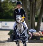 Foto: Die jüngste Gewinnerin beim Hetzel Spring Masters heißt Alexa Grau, startet für die RSG Niederrhein mit ihrem Pony True Blue und war in der Amateur-Stilspringprüfung Kl. L erfolgreich - Fotograf: Leonie Minten