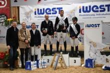 Foto: Turnierorganisator Hans-Günther Blum, IWEST Repräsentantin , Sönke Kohrock,stellvertrt. Vorsitzender Springreiterclub Bayern, Edwin Schmuck (2.Pl), Sieger Max Weishaupt, Tabea Markgraf U25 (v.l.nr.) - Fotograf: Ursula Puschak