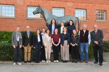 Foto: Vor dem Tempelhüter-Denkmal in Verden - Die Autorinnen aller 2026 von der GWP prämierten Arbeiten, flankiert von der Moderatorin Dr. Enrica Zumnorde-Mertens, dem GWP-Vorsitzenden Dr. Ludwig Christmann (li.) und den Jury-Mitgliedern Hendrik Fiegel und Prof. Dr. Clemens Wollny - Fotograf: Diercks