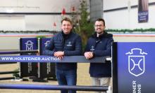 Foto: Vermarktungsleiter Felix Flinzer (li.) und Zuchtleiter Stephan Haarhoff freuen sich auf zwei intensive Tage bei der Holsteiner Junghengstkörung und Elite-Reitpferdeauktion Foto: Vermarktungsleiter Felix Flinzer (li.) und Zuchtleiter Stephan Haarhoff freuen sich auf zwei intensive Tage bei der Holsteiner Junghengstkörung und Elite-Reitpferdeauktion