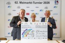 Foto: Das Foto zeigt Peter Hofmann, Präsident des Reiter-Verein Mannheim, mit Scheck sind von links Gregor Spachmann, Botschafter der Initiative „Kinder unterm Regenbogen“, Christiane Berger-Kühn, stellvertretende Vorsitzende Reiter-Verein Mannheim, und Peter Hofmann zu sehen - Fotograf: Stefan Lafrentz