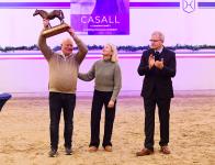 Foto: Der Holsteiner Züchter des Jahres 2025, Timm Peters, mit seiner Frau Nicole Peters und dem Ersten Vorsitzenden des Holsteiner Verbandes, Olaf Rörden - Fotograf: Janne Bugtrup Foto: Der Holsteiner Züchter des Jahres 2025, Timm Peters, mit seiner Frau Nicole Peters und dem Ersten Vorsitzenden des Holsteiner Verbandes, Olaf Rörden - Fotograf: Janne Bugtrup