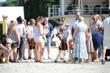 Foto: Anja Schröter (neue Botschafterin von „Pferde für unsere Kinder“) übergibt ein Holzpferd mit Lernkoffer an einen Kindergarten. Die Übergabe war ihre erste offizielle Aufgabe nach der Ernennung zur Botschafterin im Rahmen der Landesmeisterschaften in Redefin - Fotograf: Pferde für unsre Kinder (PfuK) Foto: Anja Schröter (neue Botschafterin von „Pferde für unsere Kinder“) übergibt ein Holzpferd mit Lernkoffer an einen Kindergarten. Die Übergabe war ihre erste offizielle Aufgabe nach der Ernennung zur Botschafterin im Rahmen der Landesmeisterschaften in Redefin - Fotograf: Pferde für unsre Kinder (PfuK)