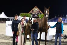 Foto: Preisspitze Estobar (Kat.-Nr. 11) aus dem Züchterhaus Kleen mit den Käufern von Iwicky Dressage sowie Auktionsleiter Roland Metz - Fotograf: OLD-Art