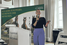 Foto: Julia Schneider hielt einen Impulsvortrag im Beirat Sport während der Jahrestagung von Pferdesport Deutschland in Bad Dürkheim. Fotograf: Pferdesport Deutschland