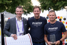Foto: Dr. Dennis Peiler, Vorstandsvorsitzender Pferdesport Deutschland, Julius und Markus Brinkmann, geschäftsführende Gesellschafter der Pikeur Reitmoden Brinkmann GmbH & Co. KG, bei der Vertragsverlängerung im Rahmen der Weltmeisterschaften in Aachen.- Fotograf: Gina Priss Foto: Dr. Dennis Peiler, Vorstandsvorsitzender Pferdesport Deutschland, Julius und Markus Brinkmann, geschäftsführende Gesellschafter der Pikeur Reitmoden Brinkmann GmbH & Co. KG, bei der Vertragsverlängerung im Rahmen der Weltmeisterschaften in Aachen.- Fotograf: Gina Priss