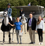 Foto: Gern gesehener Gast beim CSI Hof Redentin - Westfalens Kathrin Müller mit Turnierleiterin Kathrin Wiedmer und Richter Nils Meincke mischt in allen Touren des Turniers mit - Fotograf: Carolina Marquez