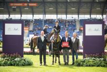 Foto: Die Siegerin in Deutschlands U25 Springpokal der Stiftung Deutscher Pferdesport und Holger Hetzel, Preis von Holger Hetzel, Britt Roth auf Jeffrey, gemeinsam mit Jürgen Petershagen (Aufsichtsratsmitglied des Aachen-Laurensberger Rennvereins), Prof. Dr. Dietrich Baumgart (Vorstandsvorsitzender der Stiftung Deutscher Pferdesport) und Holger Hetzel (Förderer des U25 Springpokals) (v.l.n.r.) - Fotograf: ALRV/Leonie Minten Foto: Die Siegerin in Deutschlands U25 Springpokal der Stiftung Deutscher Pferdesport und Holger Hetzel, Preis von Holger Hetzel, Britt Roth auf Jeffrey, gemeinsam mit Jürgen Petershagen (Aufsichtsratsmitglied des Aachen-Laurensberger Rennvereins), Prof. Dr. Dietrich Baumgart (Vorstandsvorsitzender der Stiftung Deutscher Pferdesport) und Holger Hetzel (Förderer des U25 Springpokals) (v.l.n.r.) - Fotograf: ALRV/Leonie Minten