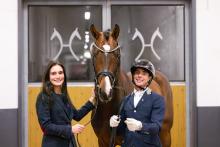 Foto: Lampo di Fonteabeti mit seiner neuen Besitzerin und Sascha Böhnke aus dem AAZ-Team - Fotograf: Hannoveraner Verband Foto: Lampo di Fonteabeti mit seiner neuen Besitzerin und Sascha Böhnke aus dem AAZ-Team - Fotograf: Hannoveraner Verband