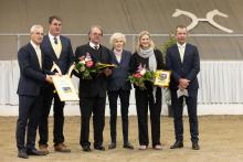 Foto: Madeleine Winter-Schulze (Mitte) ließ es sich nicht nehmen, den nach ihr benannten Preis selbst zu überreichen: Dr. Hilmer Meyer-Kulenkampff (2.v.l.) nahm die Gratulationen von Hergen Forkert, Dr. Hinni-Lührs Behnke und Dieter Smitz entgegen. Für ihre Mannschaftsgoldmedaille bei den Europameisterschaften der Vielseitigkeitsreiter mit der aus elterlicher Zucht stammenden Caramia wurde außerdem Libussa Lübbeke geehrt - Fotograf: Hannoveraner Verband