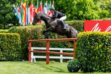 Foto: Kristaps Neretnieks aus Lettland siegt im Sattel des 16-jährigen Holsteiners Quintair in der ersten Qualifikation der Al Shira'aa Derby Tour präsentiert durch Belmond - Fotograf:sportfotos-lafrentz.de