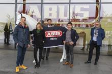 Foto: Entwickeln gemeinsam Reithelme für den neuen ABUS Geschäftsbereich „Equestrian“: Die Geschwister Benjamin Werndl und Jessica von Bredow-Werndl, Inhaber des Gut Aubenhausen und der Sicherheitsexperte ABUS, vertreten durch Christian Bremicker, Geschäftsführender Gesellschafter der ABUS Gruppe, Daniel Bremicker, Mitglied der Geschäftsleitung (Mobile Sicherheit) bei ABUS und Christian Rothe, Mitglied der Geschäftsleitung (CMO) bei ABUS (v.l.n.r.). - Fotograf: ABUS Foto: Entwickeln gemeinsam Reithelme für den neuen ABUS Geschäftsbereich „Equestrian“: Die Geschwister Benjamin Werndl und Jessica von Bredow-Werndl, Inhaber des Gut Aubenhausen und der Sicherheitsexperte ABUS, vertreten durch Christian Bremicker, Geschäftsführender Gesellschafter der ABUS Gruppe, Daniel Bremicker, Mitglied der Geschäftsleitung (Mobile Sicherheit) bei ABUS und Christian Rothe, Mitglied der Geschäftsleitung (CMO) bei ABUS (v.l.n.r.). - Fotograf: ABUS