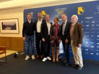 Foto: Vorfreude aufs AL SHIRA`AA Deutsches Spring- und Dressur-Derby Hamburg vom 13. Mai bis 17. Mai 2026. V.l. Hannes Ahlmann, Matthias Rensch – Melitta Geschäftsführer Europa, Afrika und Asien, Matthias Alexander Rath, Turnierleiter, Olympiasiegerin Dorothee Schneider, Christoph Holstein, Sportstaatsrat Hamburg, Reitmeister Achaz von Buchwaldt - Fotograf: schafhof-connect