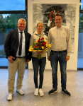 Foto: v. l. n. r. Carsten Rotermund, Geschäftsführer des Oldenburger Pferdezuchtverbandes e.V., Reitmeisterin Sandra Auffarth und Christoph Rowold, 1. Vorsitzender des Springpferdezuchtverbandes Oldenburg-International e.V. - Fotograf: ©OLD-Art